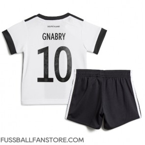 Deutschland Serge Gnabry #10 Replik Heimtrikot Kinder WM 2022 Kurzarm (+ Kurze Hosen)
